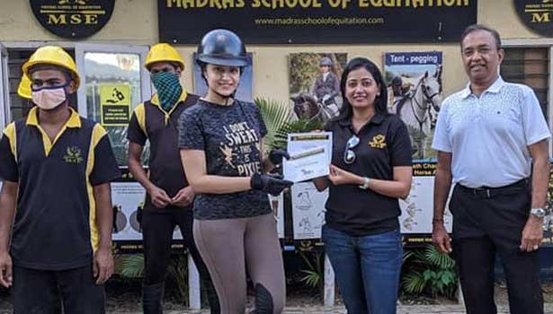 குதிரையேற்ற வீராங்கனை பட்டம் பெற்ற திரிஷா 202011171458544983_tamil_news_tamil-cinema-trisha-completes-training-in-horse-riding_secvpf